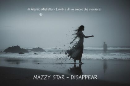 Un'immagine in bianco e nero mostra una spiaggia deserta al chiaro di luna con una donna che si dissolve in particelle, mentre un uomo cammina sullo sfondo.